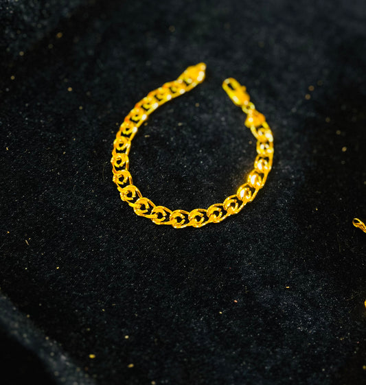 Stylish Gold Plated Bracelet – Modern Luxury Look