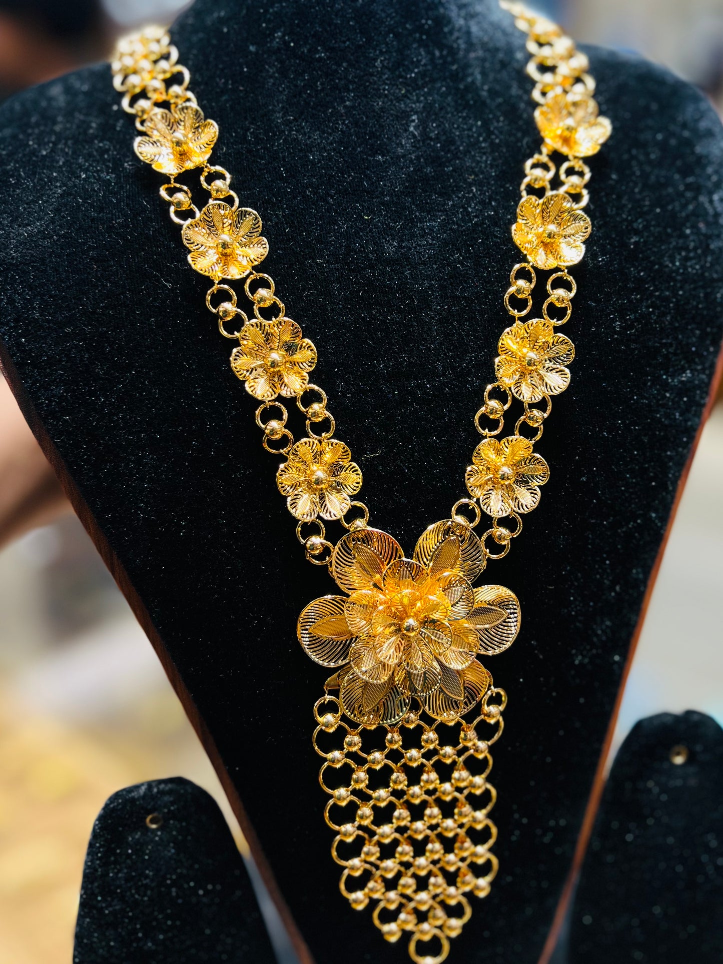 Exclusive MOP Gold Chain – Timeless Beauty