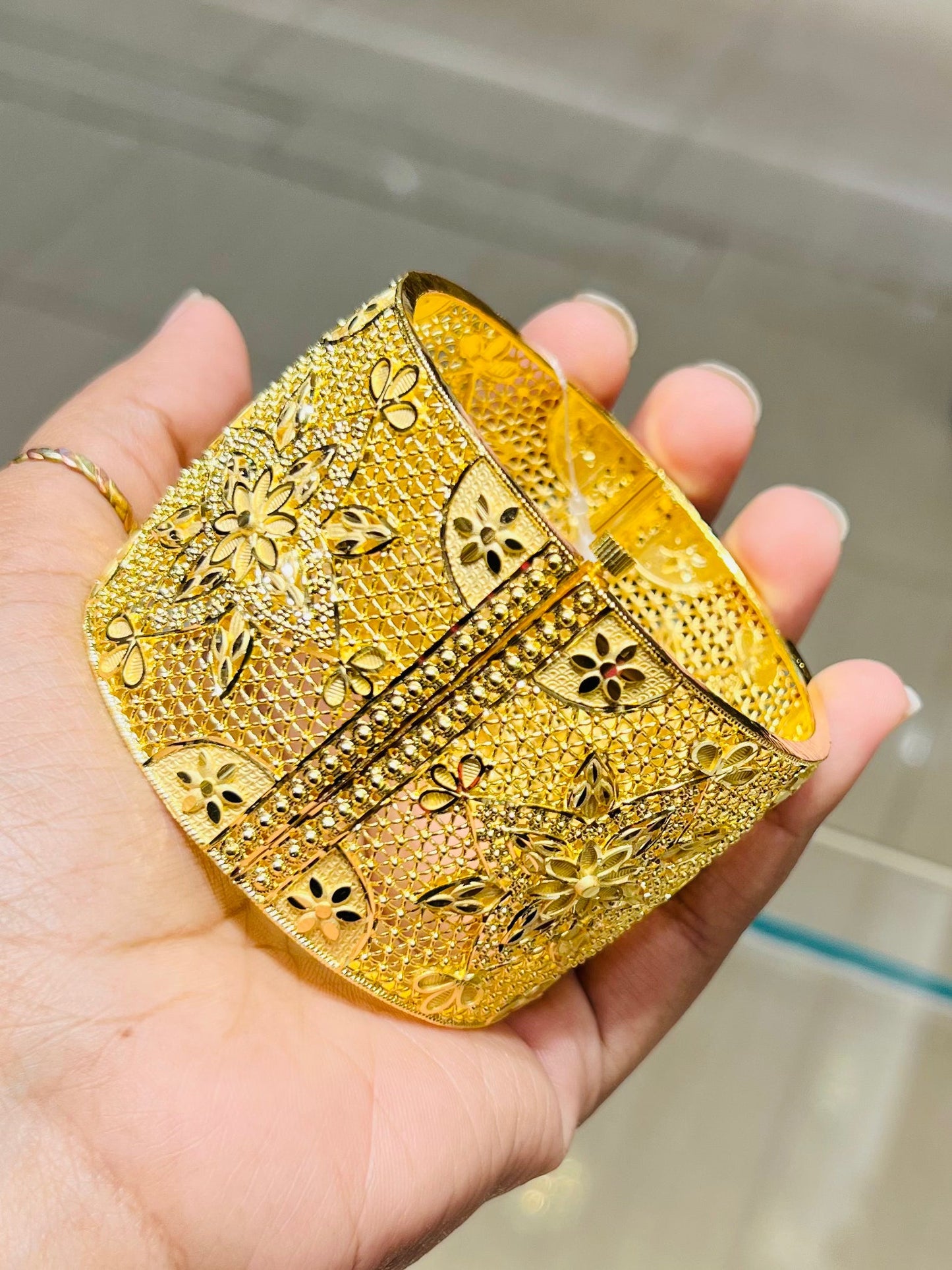 Gold Finish Single Chur – Simple Royal Touch Mirpur Jewelry City