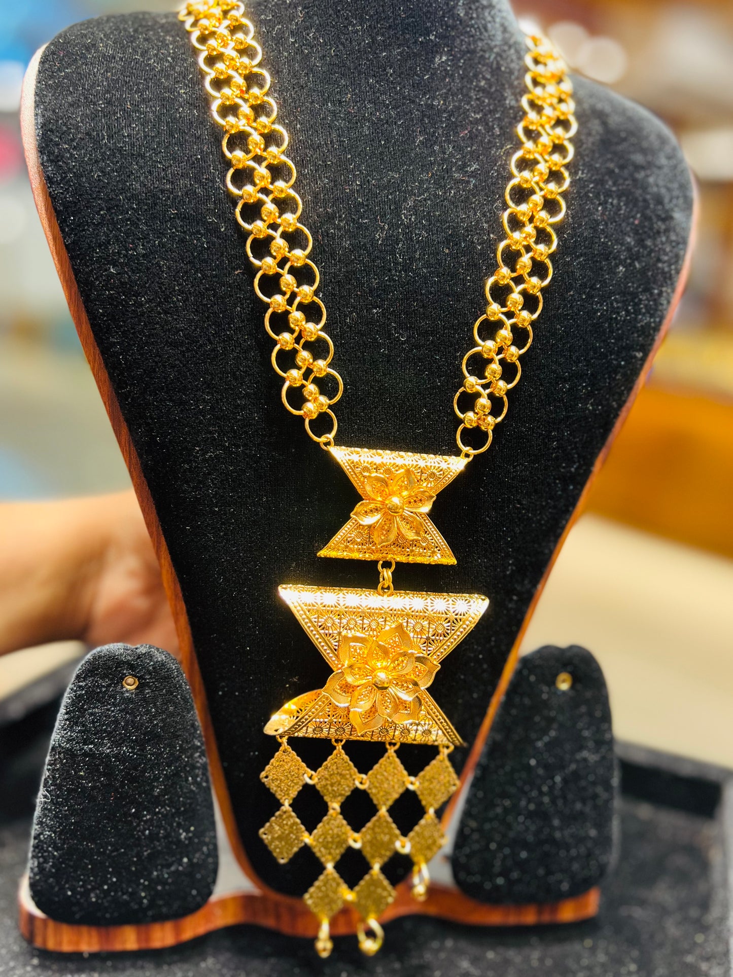 Stylish Mop Chain Necklace – Modern Traditional Touch