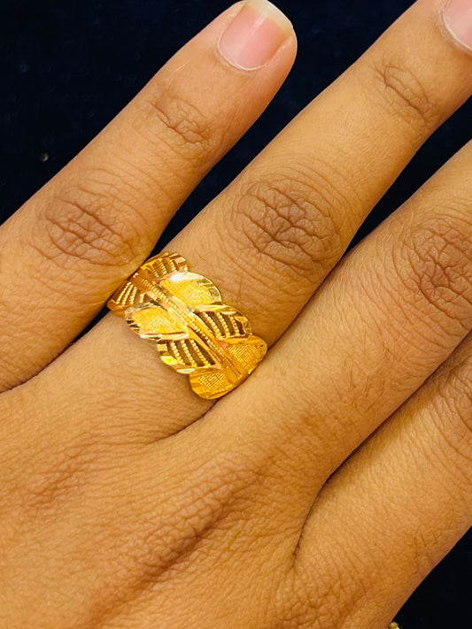 Traditional Gold Polish Ring – Graceful Style