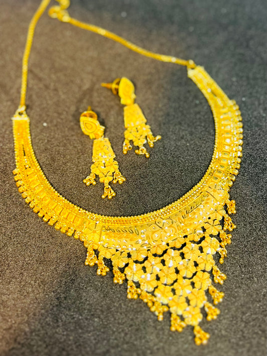Signature Necklace – Elegant & Graceful Finish