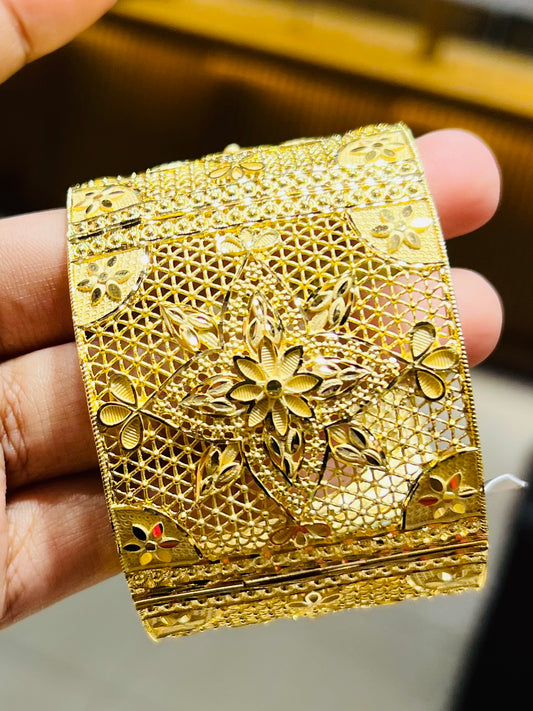 Gold Finish Single Chur – Simple Royal Touch
